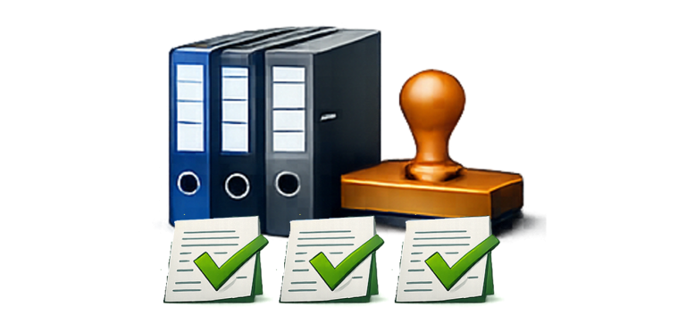 Drei Ordner mit einem Stempel und zwei Dokumenten mit Häkchen.