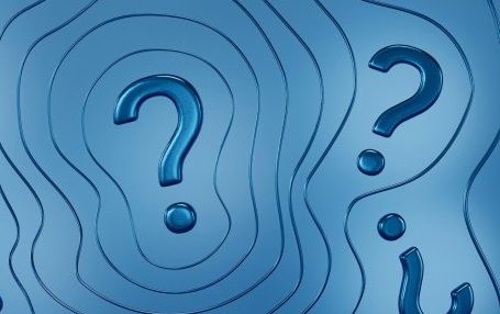 Blauer Hintergrund mit transparenten, großen Fragezeichen.