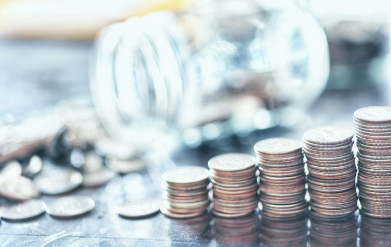 FAQs zu Anschaffungs- & Betriebskosten, Förderung und Finanzierung einer PV-Anlage. Mit Daten aus der Solarfragen Angebotsdatenbank (2026)